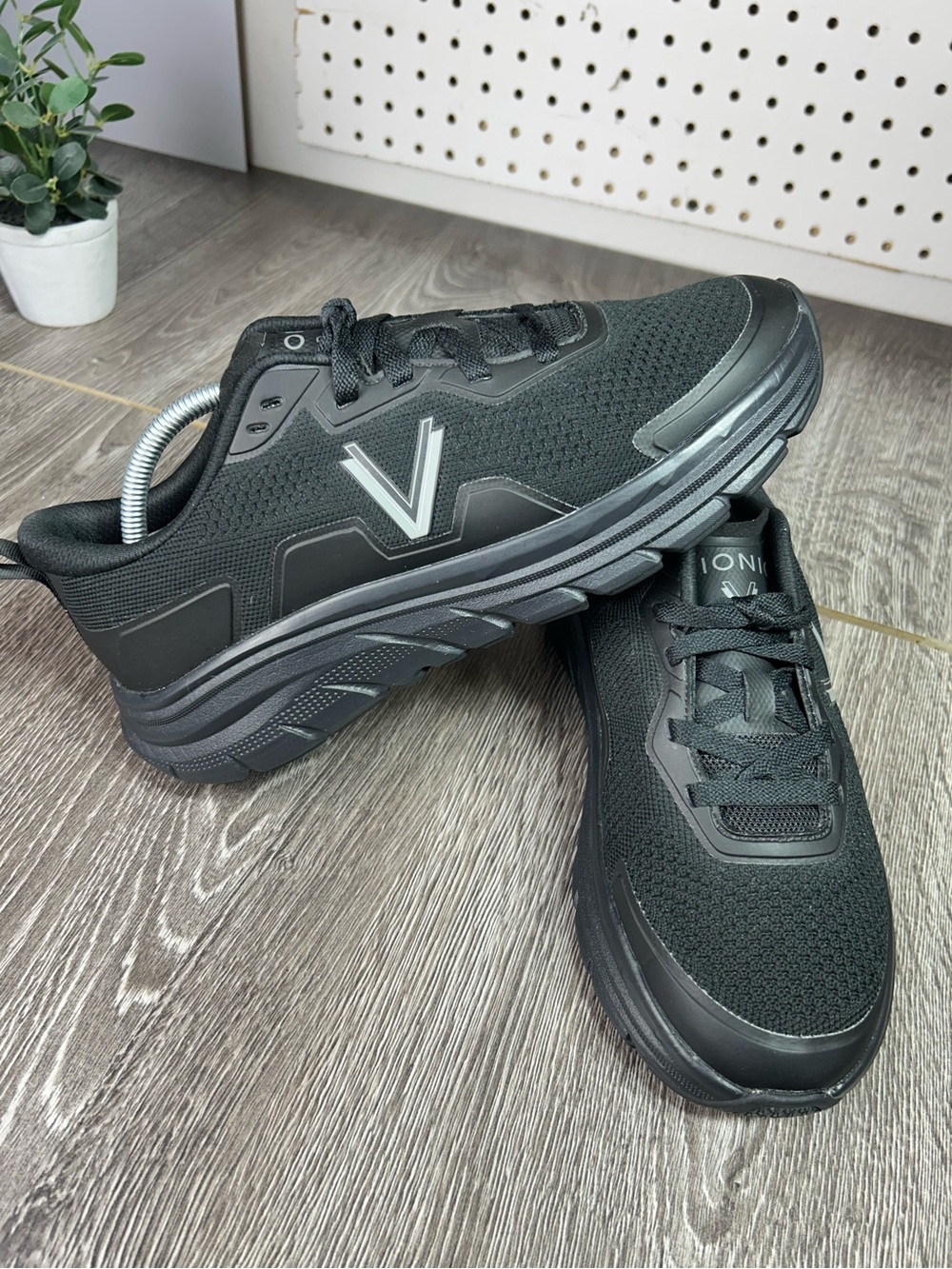 Vionic women max walk Black Athletic Lace-Up Walking Shoes - V-Accent Design